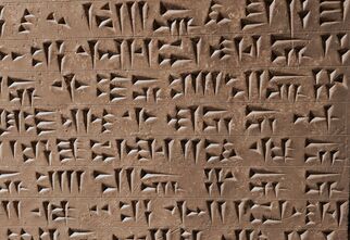 Zdjęcie z pismem klinowym