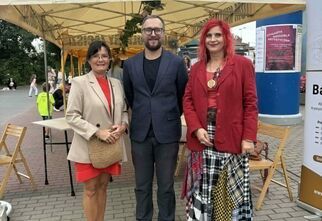 Zdjęcie: dyrektor Domu Kultury Zacisze Rafał Dworacki z dwiema instruktorkami