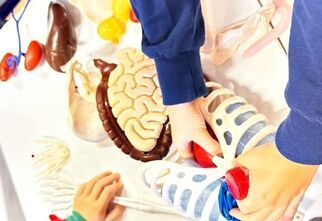 Zdjęcie: dziecięce dłonie na sztucznych narządach