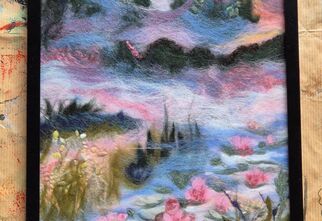 Zdjęcie: abstrakcyjny obraz z wełny z widocznymi kwiatami, akwenem wodnym i drzewami