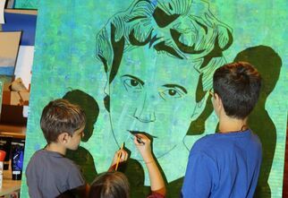 Zdjęcie: troje dzieci przy obrazie z wizerunkiem kobiety na zielonym tle