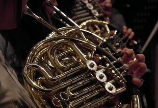 Zdjęcie: osoby grające na złotej waltornii