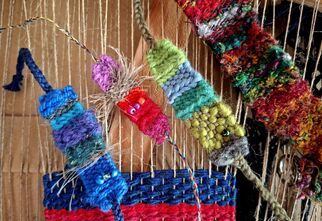 Zdjęcie: praca artystyczna, cztery kolorowe bransoletki w formie miniatury tkackiej