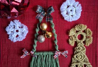 Zdjęcie: Ozdoby świąteczne na czerwonym tle, dwie białe śnieżynki, zielona zawieszka i jasnozielona ozdoba