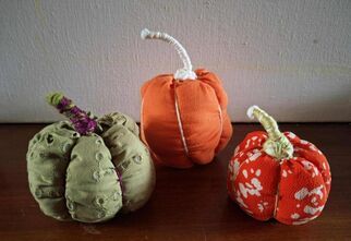 Zdjęcie: trzy kolorowe dynie na drewnianym blacie