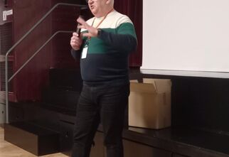 Zdjęcie starszego mężczyzny w biało-zielono-niebieskim swetrze