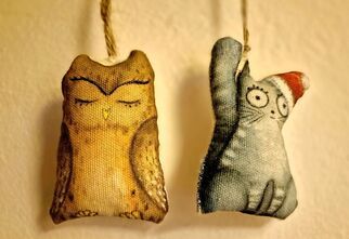 Sowa i kotek namalowane na tkaninie
