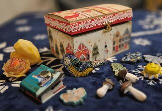 Zdjęcie: kolorowa skrzyneczka ozdobiona koronką i decoupage, przed nią rekodzieło, grzybki, kwiatki, miniksiążeczka,