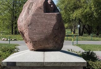 Zdjęcie pomnika Stanisława Staszica, foto: https://pl.wikipedia.org/wiki/Pomnik_Stanis%C5%82awa_Staszica_w_Warszawie#/media/Plik:Pomnik_Stanis%C5%82aw_Staszica_w_Warszawie_2020.jpg