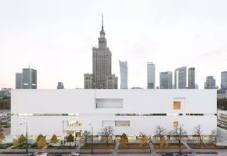 Zdjęcie: Biały prostokątny budynek, foto: https://www.architekturaibiznes.pl/