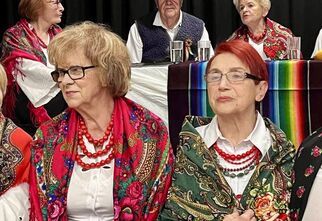 Zdjęcie śpiewających seniorów i seniorek