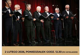 Plakat: Seniorzy w garniturach na scenie