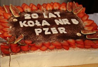 Zdjęcie tortu z napisem 20 lat Koła nr 5 PZER