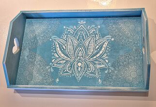 Zdjęcie: niebieska zdobiona taca na beżowym tle