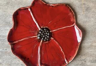 Zdjęcie: Ceramiczny talerz kwiat z czarnymi drobinkami po środku