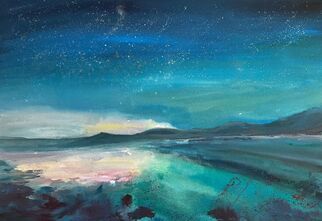 Zdjęcie: Grafika przedstawiająca nocny krajobraz nad spokojnym jeziorem lub morzem, z odbiciem delikatnego światła na wodzie, białe punkty na niebie. W tle widoczne wzgórza lub linia horyzontu.