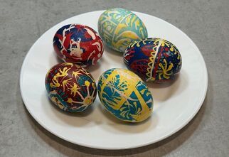 Zdjęcie: pięć kolorowych pisanek na talerzu