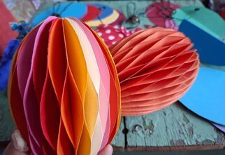 Zdjęcie: Dwa kolorowe jajka z papieru, wykonane ręcznie, w kolorach różowo - czerwonych