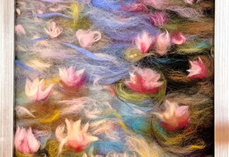 Zdjęcie: obraz z wełny czesankowej, kompozycja kwiatów z dominującym kolorem jasnego różu, delikatnej zieleni