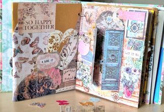 Zdjęcie: album wykonany w technice scrapbookingu, w kolorach pastelowych, z przewagą różu i błękitu