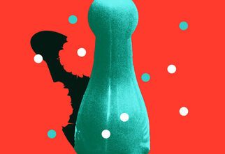 Grafika: zielony pionek do gry, w tle jego czarne tło rozpadające się, pomarańczowe tło