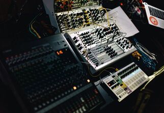 Zdjęcie: konsole miksujące z kablami, sprzęt audio z żółtymi kablami