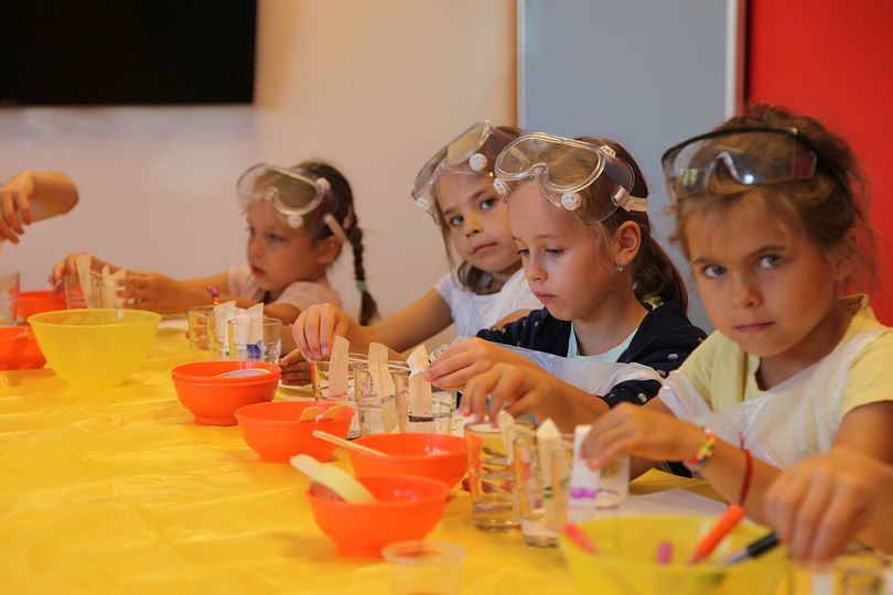 Dziewczynki z goglami ochronnymi na głowach prowadzą eksperyment