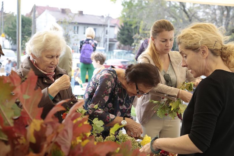 Grupa kobiet towrzy kompozycje z roślin