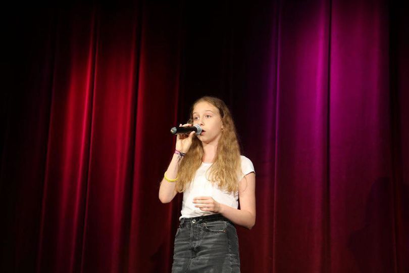 Dziewczyna śpiewa na scenie