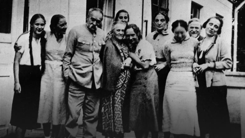 Czarno-białe zdjęcie Józefa Piłsudskiego i kobiet
