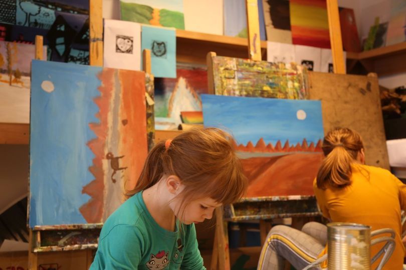 Dzieci malują obrazy