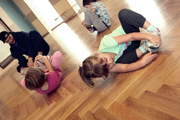 Dzieci ćwiczące break dance