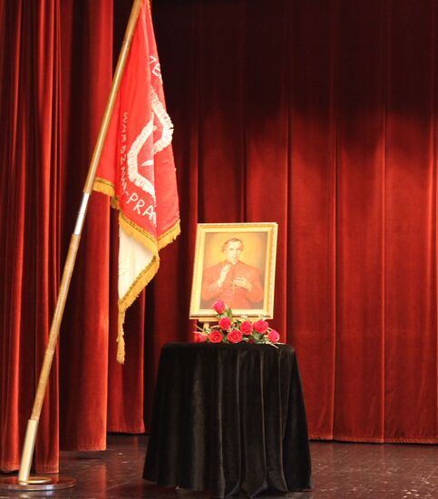 Wystawa obrazu Św. Arcybiskupa Zygmunta Szczęsnego Felińskiego. Obraz stoi za stolikiem przykrtym czarnym materiałem. Obok czerwony sztandar.