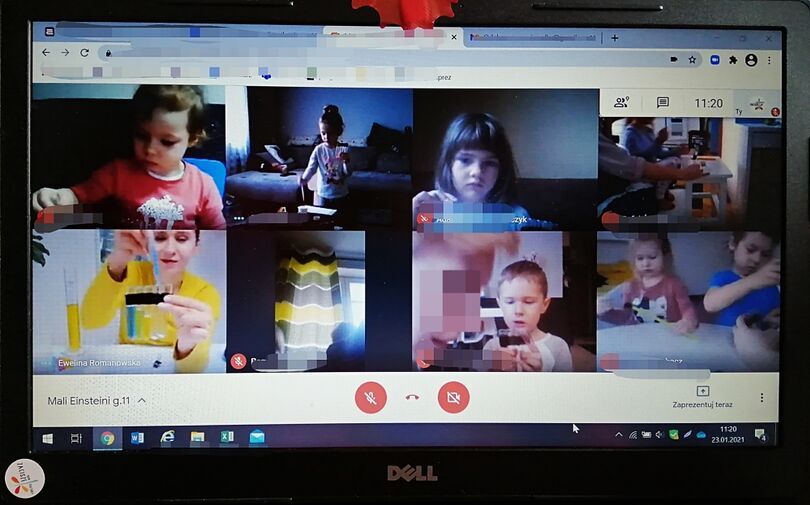 Zrzut ekranu z zajęć online małych einsteinów. Dzieci wykonują polecenia instruktorki.