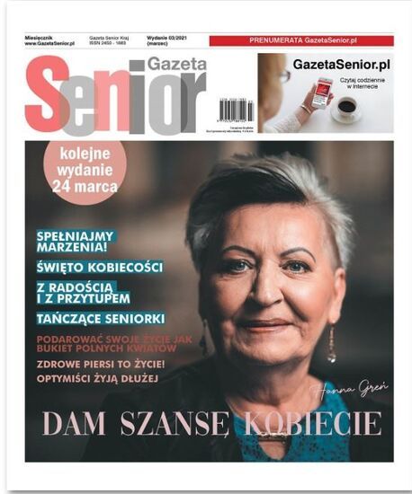 Okładka  marcowego miesięcznika Gazety Senior. Uśmiechnięta twarz kobiety w średnim wieku.