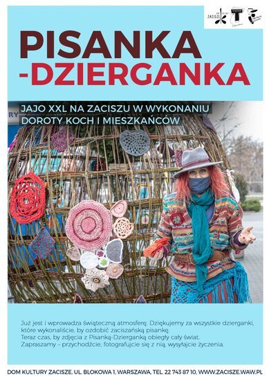 Uśmiechnięta kobieta na tle wielkiego jajka wyplecionego z wikliny i ozdobionego kolorowymi plecionkami. Informacje z plakatu zamieszczono w tekście poniżej.