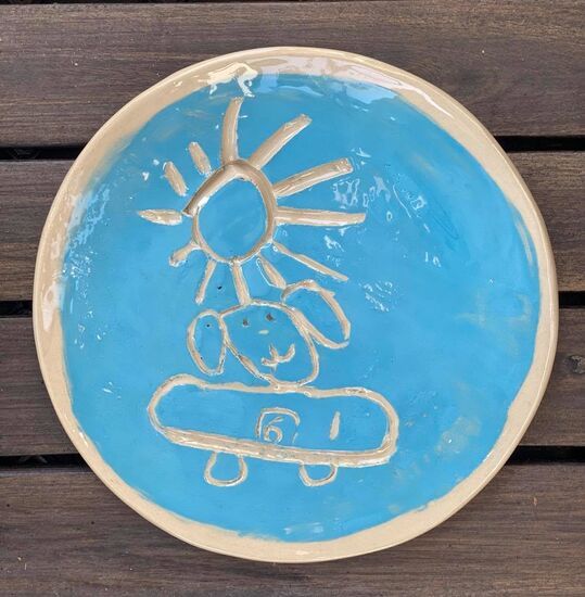 Talerz ceramiczny pokryty niebieskim szkliwem