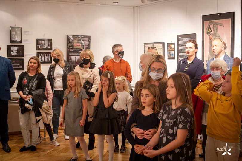 Grupa rodziców z dziećmi w galerii.