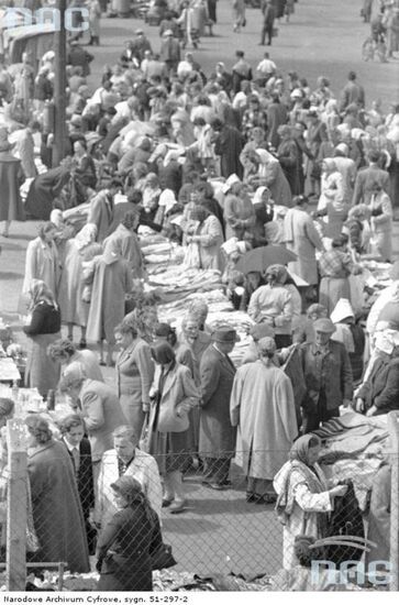 Zdjęcie ludzi kupujących na bazarze w Rembertowie