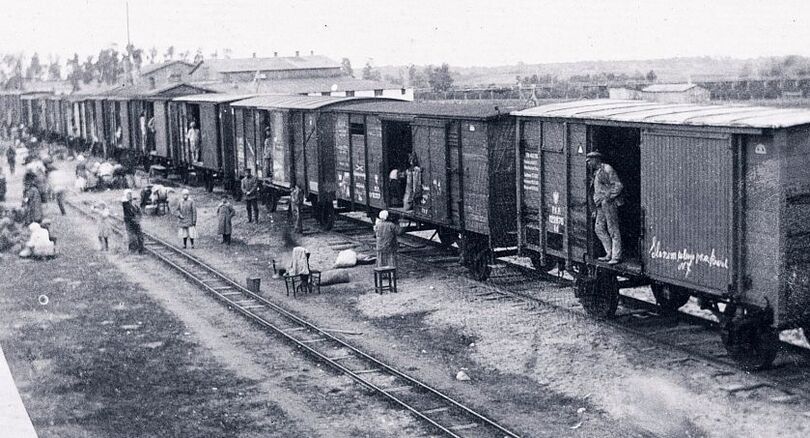 Zdjęcie wagonów kolejowych z Polakami jadącymi na Syberię