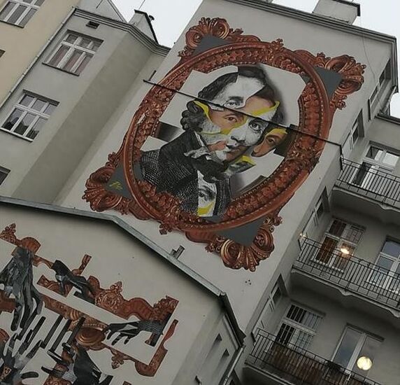 Zdjęcie muralu z wizerunkiem Fryderyka Chopina w złotych ramach.