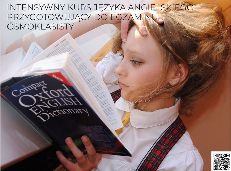 Dziewczynka przegląda podręcznik do nauki języka angieslkiego