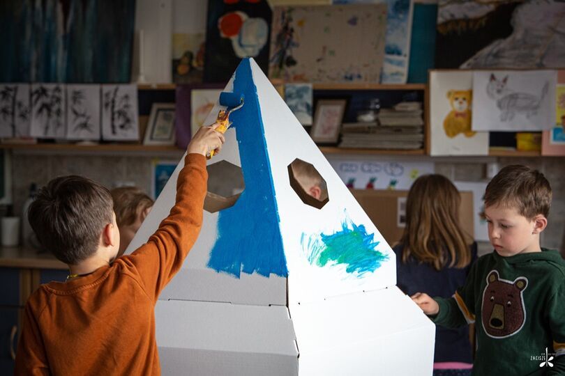 Dzieci malują rakietę