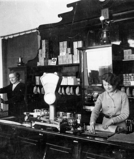 Zdjęcie kobiet za ladą sprzedające kawę