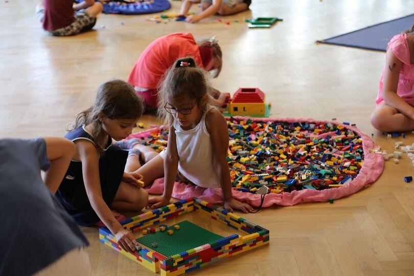Dzieci tworzące budowle z klocków Lego