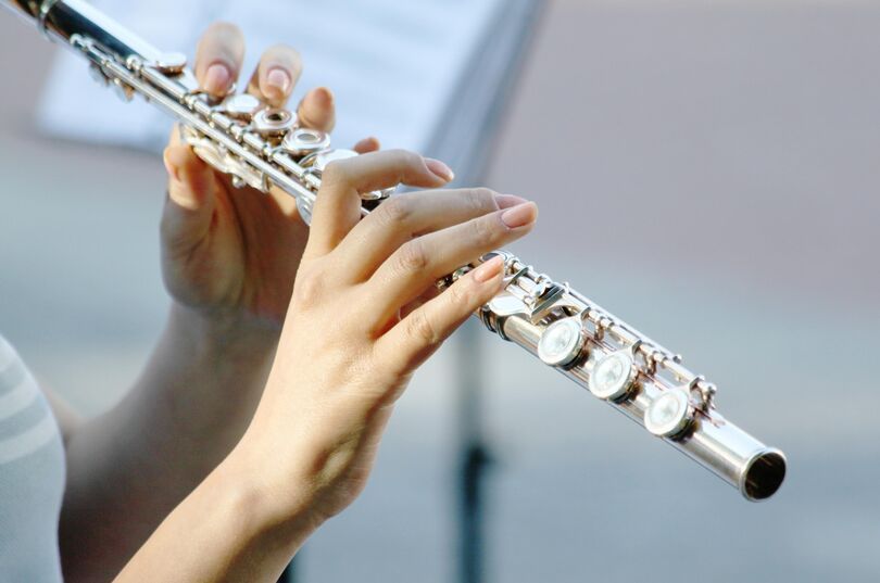 Zdjęcie przedstawiające osobę grającą na flecie