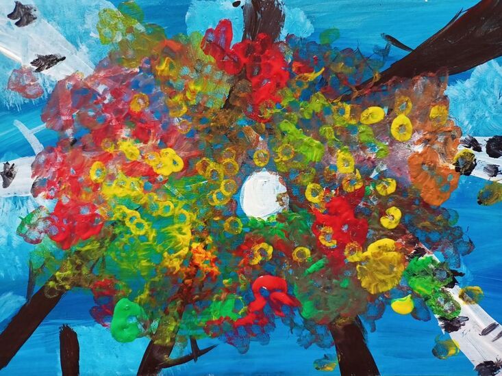 Praca namalowana farbami przedstawiająca drzewa, niebo i księżyc