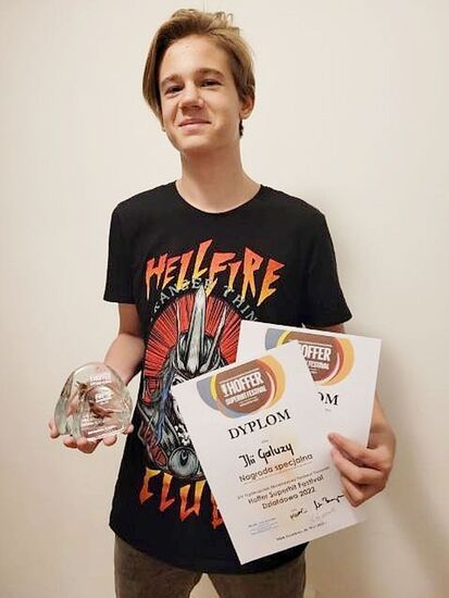 Ilya Galuza z Vocal Academy - zwycięzca konkursu z dyplomem i statuetką w dłoniach