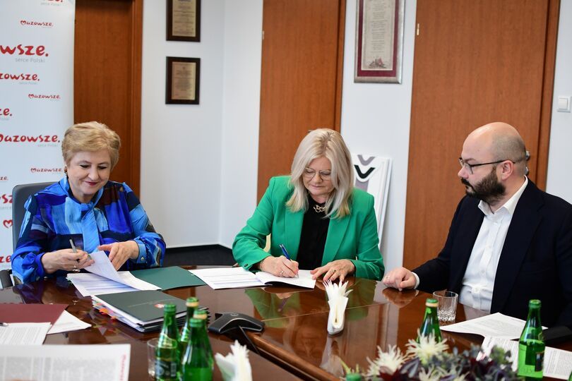 Przedstawiciele Urzędu Marszałkowskiego, Urzędu Dzielnicy Targówek podpisują dokumenty o przekazaniu dofinansowania na rozbudowę DK Zacisze
