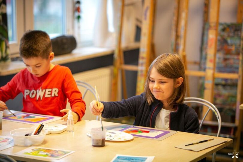 Dzieci podczas malowania akwarelowymi farbami